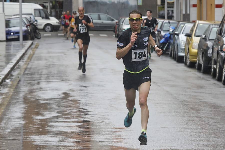 Decenas de corredores de todas las edades han participado en la III Carrera Solidaria La Serena disputada en el barrio gijonés de El Llano. Entre ellos, el exsportinguista Jony. La recaudación de este año se destinará a apoyar a la Asociación de Enfermos de Crohn y Colitis Ulcerosa del Principado de Asturias.