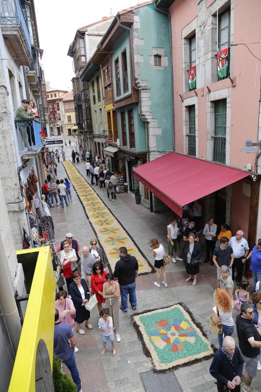 Despliegue de color y creatividad en las fiestas del Corpus de Llanes. Un año más, los vecinos han diseñado las afamadas alfombras florales sobre las que han procesionado los niños y niñas que hoy han celebrado su Primera Comunión. 