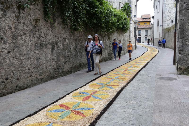 Despliegue de color y creatividad en las fiestas del Corpus de Llanes. Un año más, los vecinos han diseñado las afamadas alfombras florales sobre las que han procesionado los niños y niñas que hoy han celebrado su Primera Comunión. 