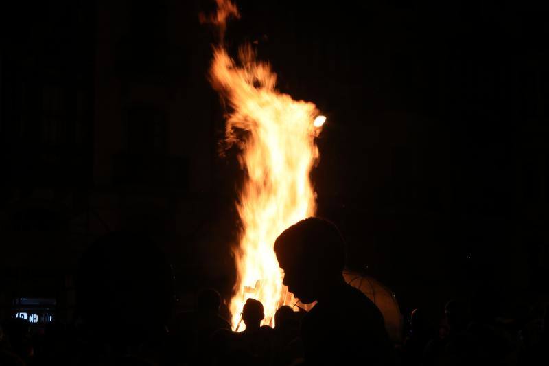 A pesar de que la lluvia condicionó el programa previsto para la jornada del domingo, el acto central de San Juan se pudo llevar a cabo con el encendido de la hoguera.