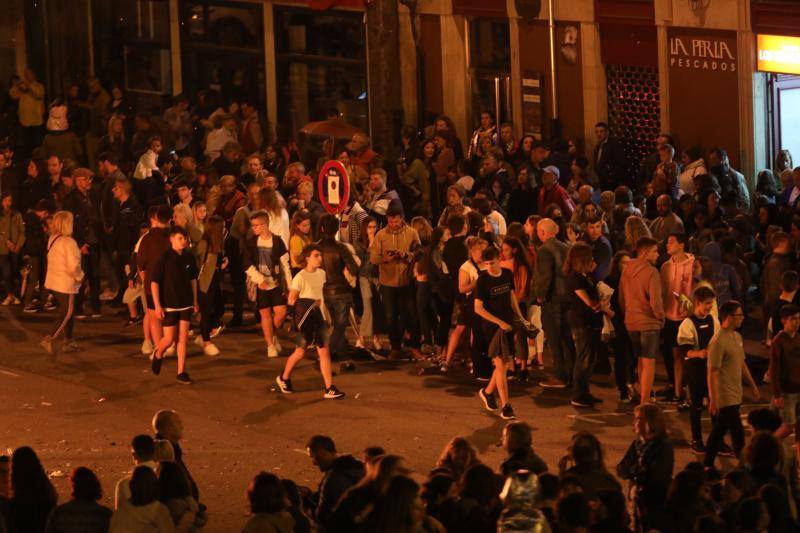 A pesar de que la lluvia condicionó el programa previsto para la jornada del domingo, el acto central de San Juan se pudo llevar a cabo con el encendido de la hoguera.