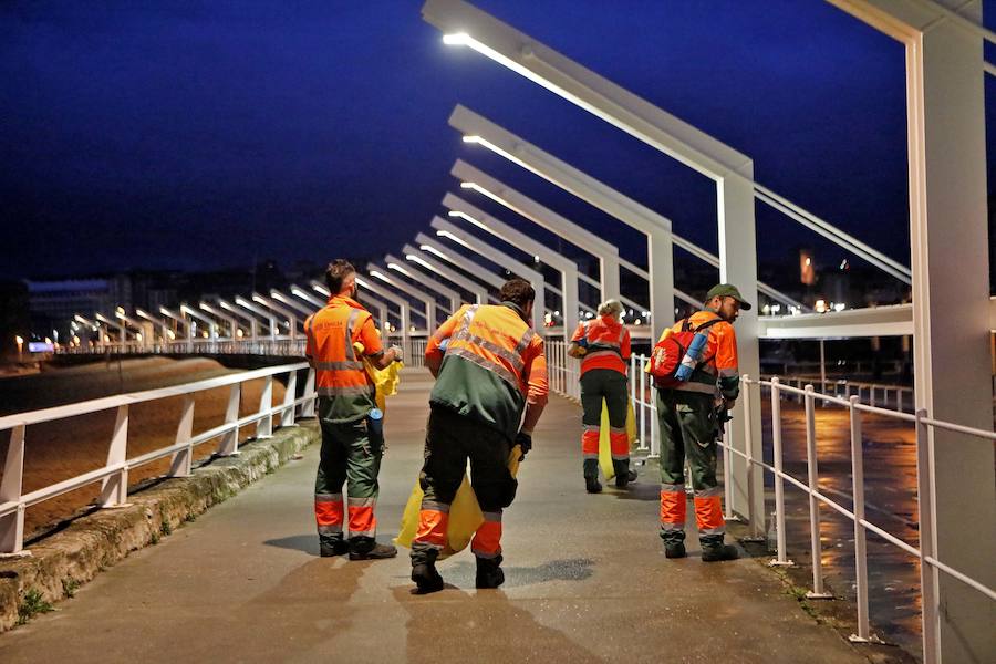 Tras la celebración de la hoguera, el dispositivo especial de limpieza puesto por el Ayuntamiento funcionó a la perfección para devolver a la playa un estado óptimo de uso tras la noche de San Juan 