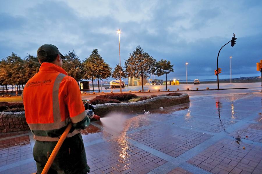 Tras la celebración de la hoguera, el dispositivo especial de limpieza puesto por el Ayuntamiento funcionó a la perfección para devolver a la playa un estado óptimo de uso tras la noche de San Juan 
