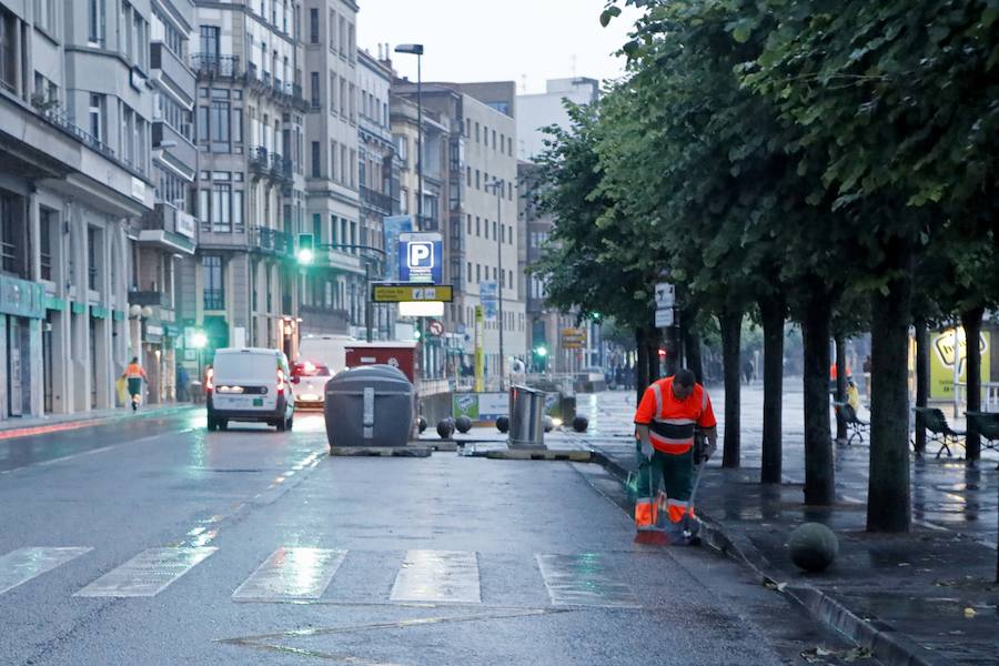 Tras la celebración de la hoguera, el dispositivo especial de limpieza puesto por el Ayuntamiento funcionó a la perfección para devolver a la playa un estado óptimo de uso tras la noche de San Juan 