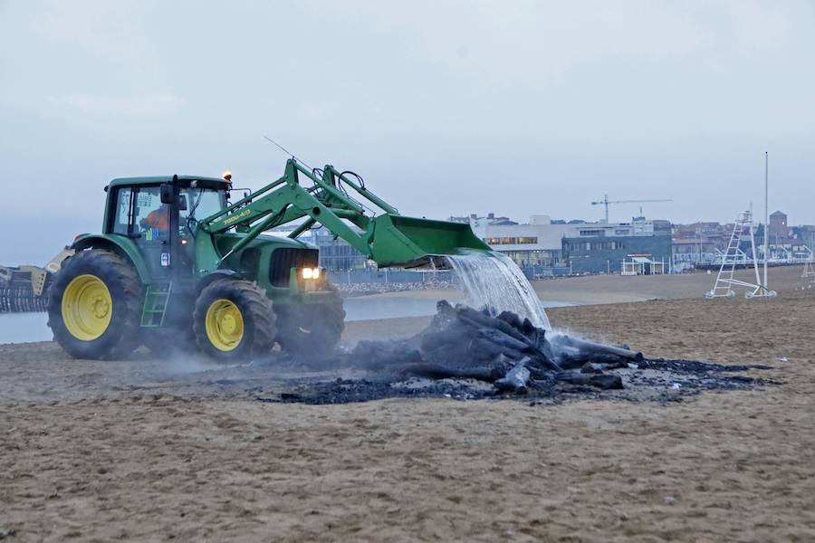 Tras la celebración de la hoguera, el dispositivo especial de limpieza puesto por el Ayuntamiento funcionó a la perfección para devolver a la playa un estado óptimo de uso tras la noche de San Juan 