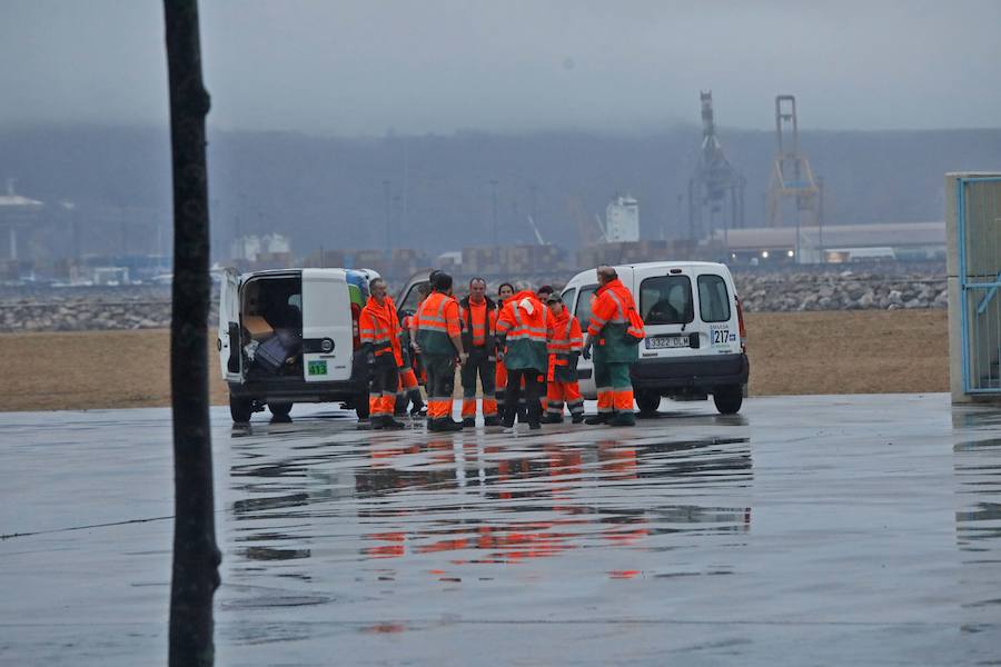 Tras la celebración de la hoguera, el dispositivo especial de limpieza puesto por el Ayuntamiento funcionó a la perfección para devolver a la playa un estado óptimo de uso tras la noche de San Juan 