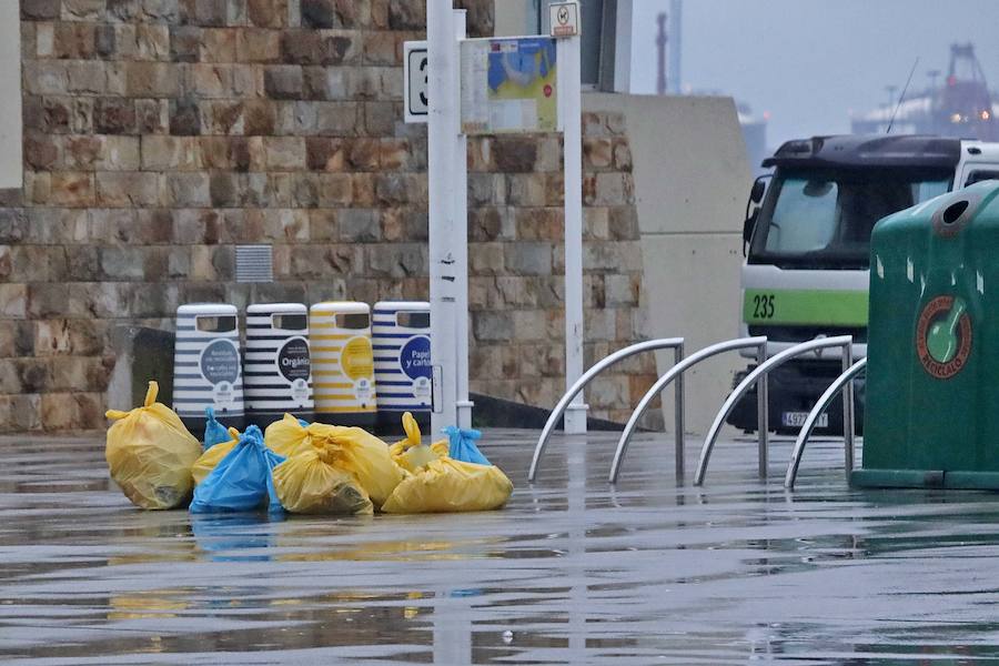 Tras la celebración de la hoguera, el dispositivo especial de limpieza puesto por el Ayuntamiento funcionó a la perfección para devolver a la playa un estado óptimo de uso tras la noche de San Juan 