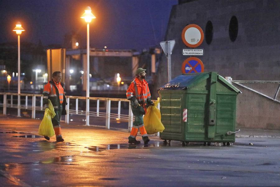 Tras la celebración de la hoguera, el dispositivo especial de limpieza puesto por el Ayuntamiento funcionó a la perfección para devolver a la playa un estado óptimo de uso tras la noche de San Juan 