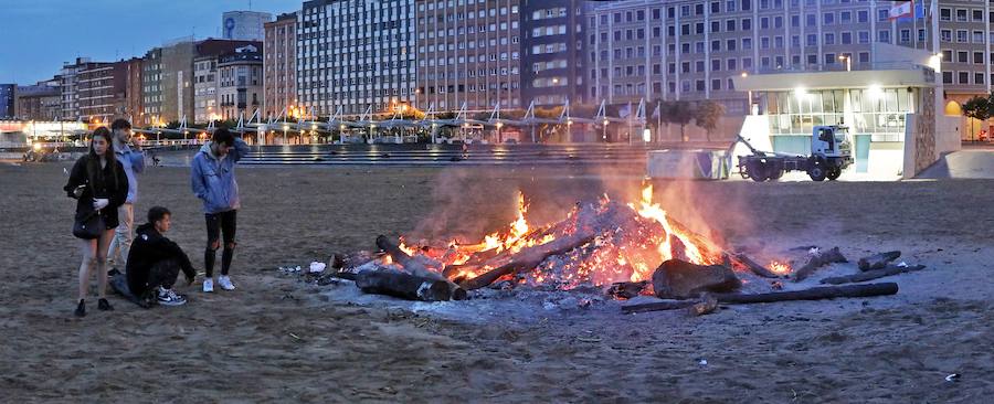 Tras la celebración de la hoguera, el dispositivo especial de limpieza puesto por el Ayuntamiento funcionó a la perfección para devolver a la playa un estado óptimo de uso tras la noche de San Juan 