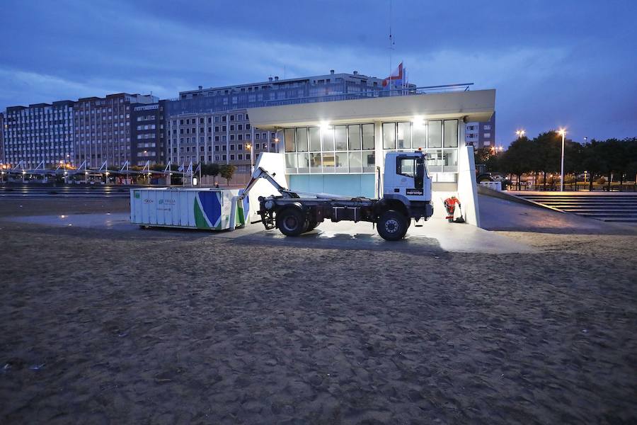 Tras la celebración de la hoguera, el dispositivo especial de limpieza puesto por el Ayuntamiento funcionó a la perfección para devolver a la playa un estado óptimo de uso tras la noche de San Juan 