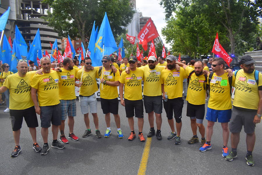 Los trabajadores de Alcoa de la factoría de Avilés llegan a las puertas del Ministerio de Industria para hacer llegar sus demandas al Gobierno. El secretario de Estado de Industria ha recibido al comité