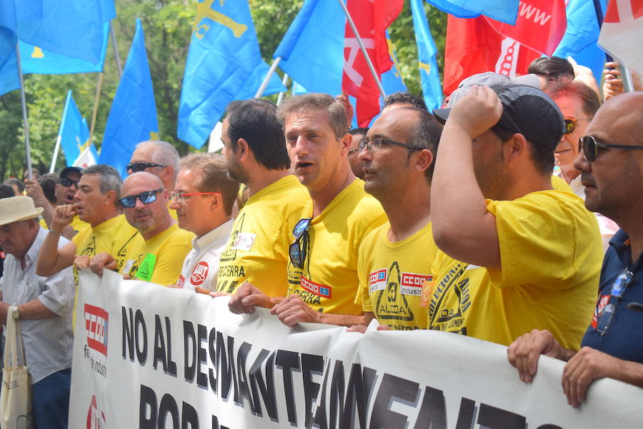 Los trabajadores de Alcoa de la factoría de Avilés llegan a las puertas del Ministerio de Industria para hacer llegar sus demandas al Gobierno. El secretario de Estado de Industria ha recibido al comité