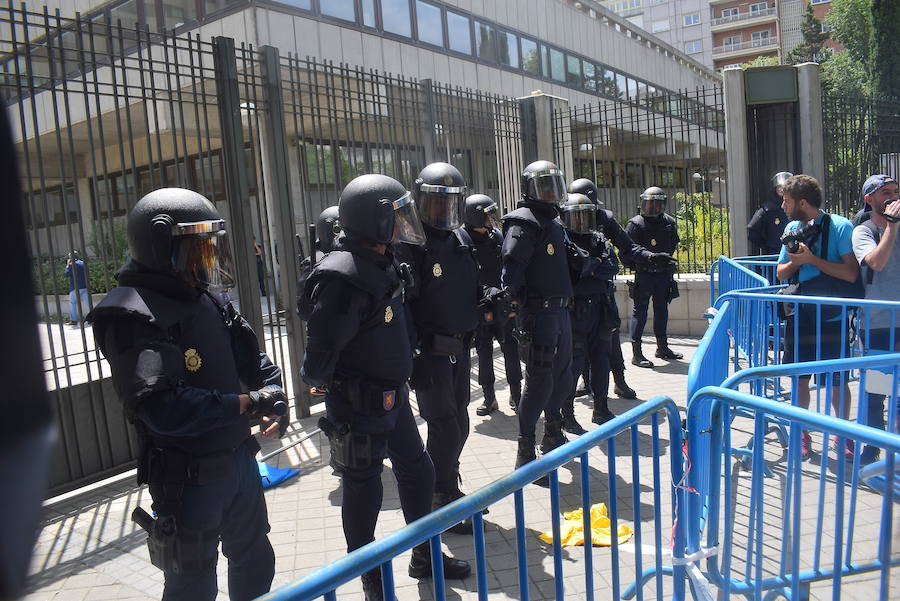 Los trabajadores de Alcoa de la factoría de Avilés llegan a las puertas del Ministerio de Industria para hacer llegar sus demandas al Gobierno. El secretario de Estado de Industria ha recibido al comité