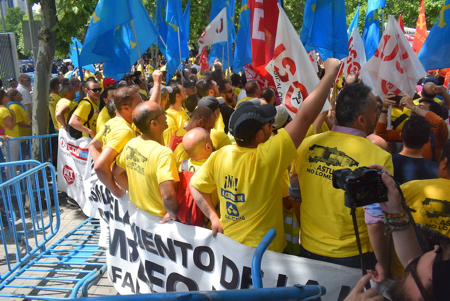 Los trabajadores de Alcoa de la factoría de Avilés llegan a las puertas del Ministerio de Industria para hacer llegar sus demandas al Gobierno. El secretario de Estado de Industria ha recibido al comité