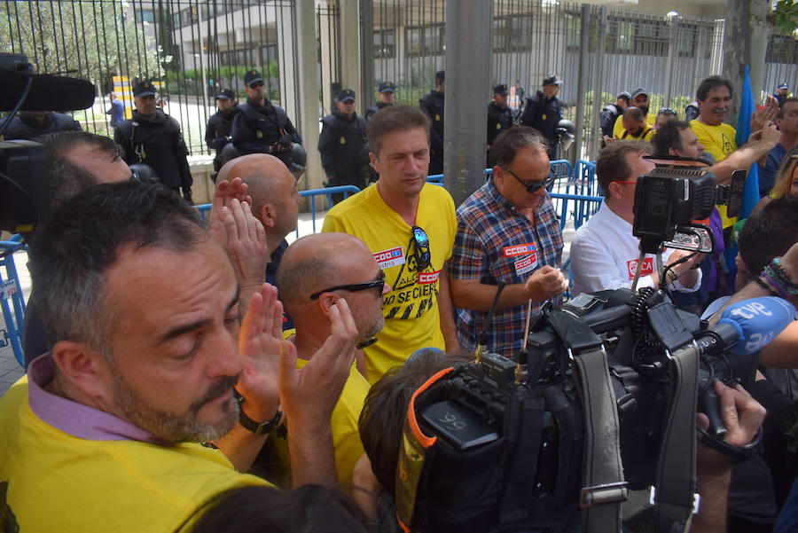 Los trabajadores de Alcoa de la factoría de Avilés llegan a las puertas del Ministerio de Industria para hacer llegar sus demandas al Gobierno. El secretario de Estado de Industria ha recibido al comité