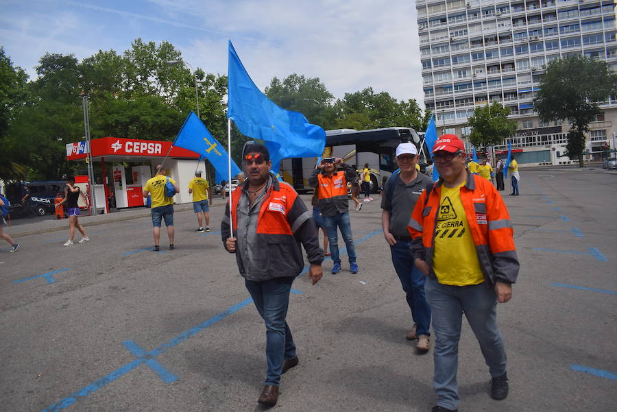 Los trabajadores de Alcoa de la factoría de Avilés llegan a las puertas del Ministerio de Industria para hacer llegar sus demandas al Gobierno. El secretario de Estado de Industria ha recibido al comité