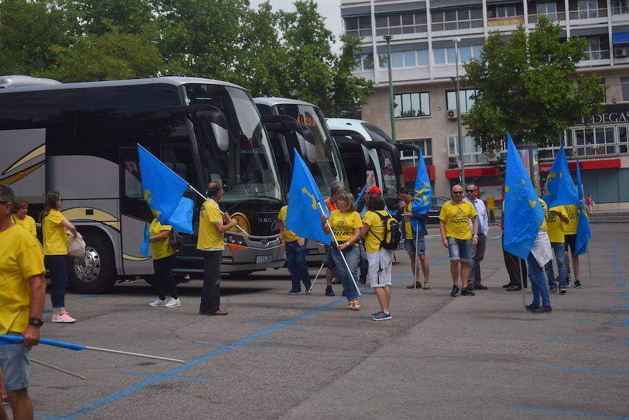 Los trabajadores de Alcoa de la factoría de Avilés llegan a las puertas del Ministerio de Industria para hacer llegar sus demandas al Gobierno. El secretario de Estado de Industria ha recibido al comité