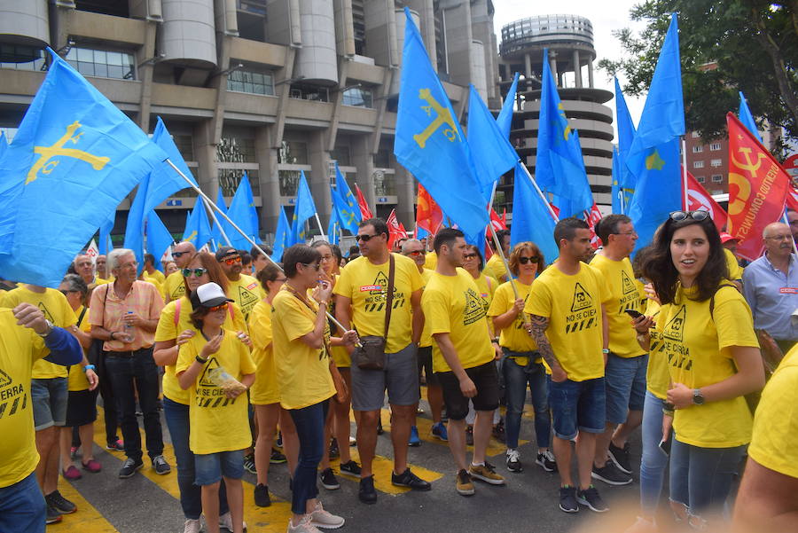 Los trabajadores de Alcoa de la factoría de Avilés llegan a las puertas del Ministerio de Industria para hacer llegar sus demandas al Gobierno. El secretario de Estado de Industria ha recibido al comité