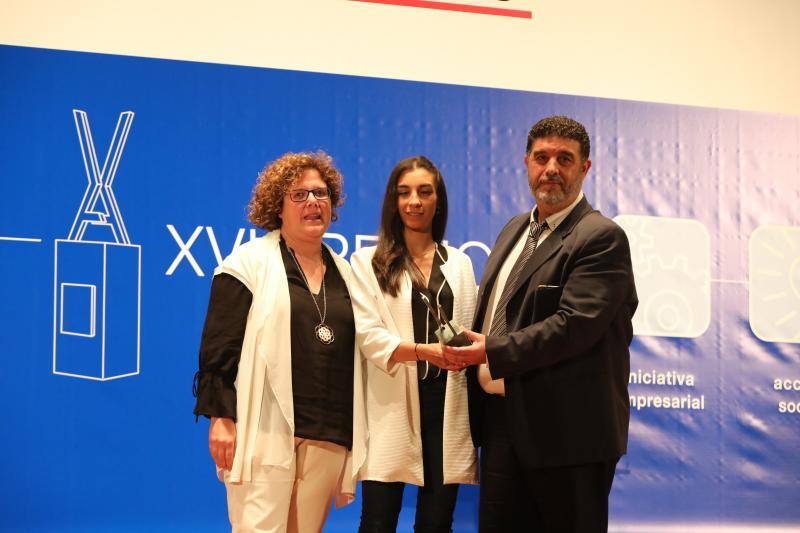 Los Premios de la Voz de Avilés distinguieron en su XVI edición al Grupo Baldajos, la atleta local Alba García, la Escuela de Artes y Oficios y a la Fundación Secretariado General Gitano. En el acto estuvieron presentes la alcaldesa de la ciudad, Mariví Monteserín, y el consejero de Infraestructuras, Benigno Fernández Fano.