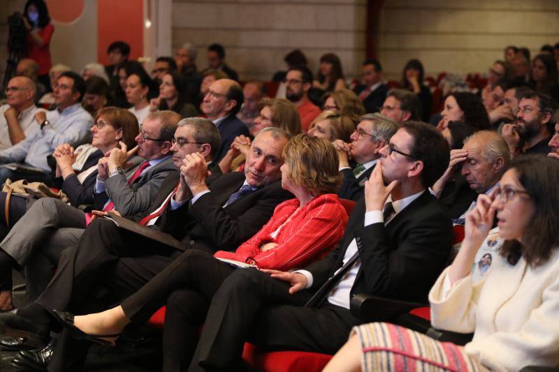 Los Premios de la Voz de Avilés distinguieron en su XVI edición al Grupo Baldajos, la atleta local Alba García, la Escuela de Artes y Oficios y a la Fundación Secretariado General Gitano. En el acto estuvieron presentes la alcaldesa de la ciudad, Mariví Monteserín, y el consejero de Infraestructuras, Benigno Fernández Fano.