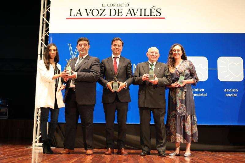 Los Premios de la Voz de Avilés distinguieron en su XVI edición al Grupo Baldajos, la atleta local Alba García, la Escuela de Artes y Oficios y a la Fundación Secretariado General Gitano. En el acto estuvieron presentes la alcaldesa de la ciudad, Mariví Monteserín, y el consejero de Infraestructuras, Benigno Fernández Fano.