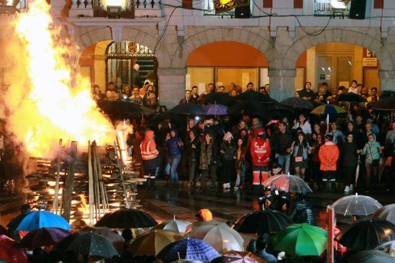 Mieres se ha sumado a la celebración de la entrada del verano. La foguera de San Xuan ardió ante la mirada de aquellos que no se dejaron asustar por las lluvias. 