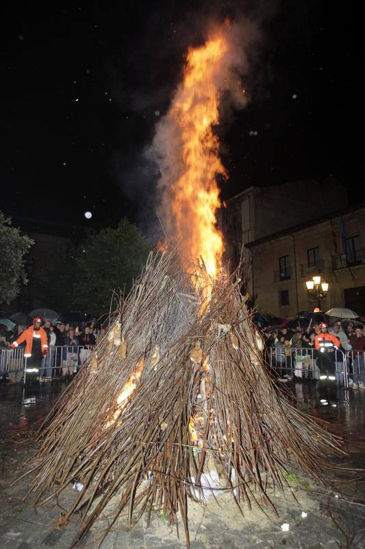 La capital asturiana tampoco se dejó vencer por las lluvias y disfrutó de la noche más mágica del año. 