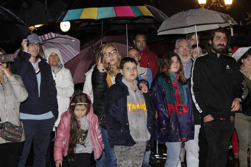 La capital asturiana tampoco se dejó vencer por las lluvias y disfrutó de la noche más mágica del año. 