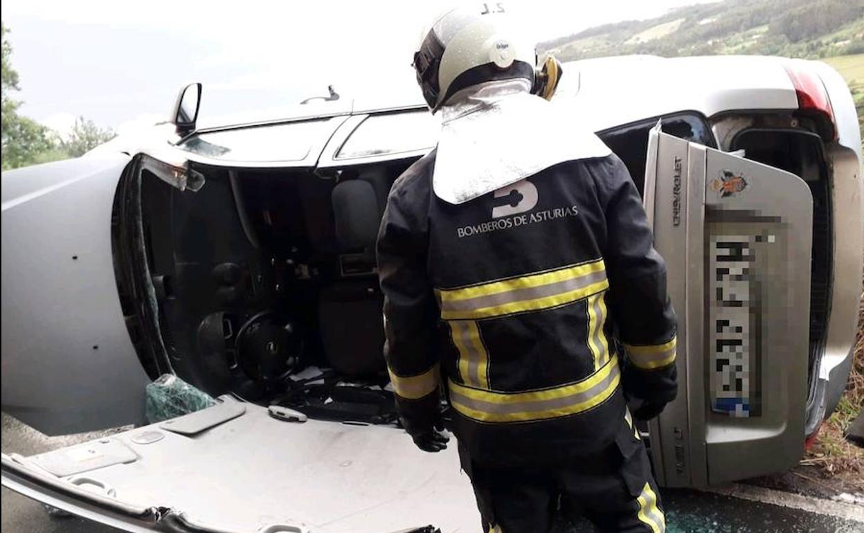 Herida una mujer tras volcar con su coche en Villaviciosa