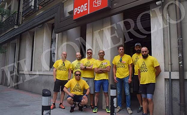 Un grupo de trabajadores dejó esta mañana en Ferraz una camiseta de 'Alcoa no se cierra' para hacérsela llegar a Pedro Sánchez.