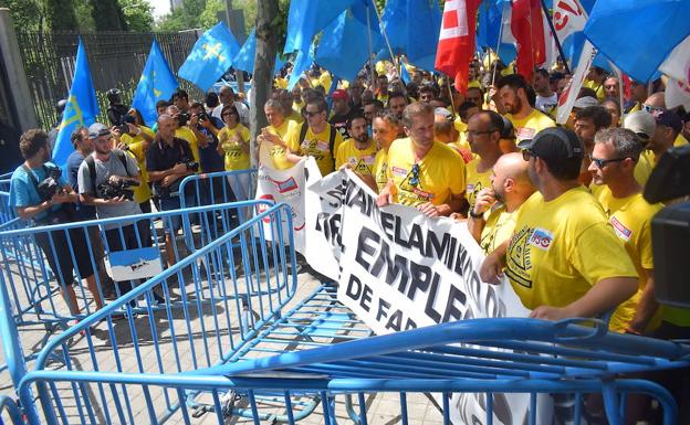 Los trabajadores, ante el Ministerio de Industria.