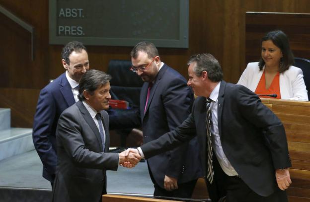 Javier Fernández felicita a Marcelino Marcos Líndez en presencia de Adrián Barbón y Guillermo Martínez.