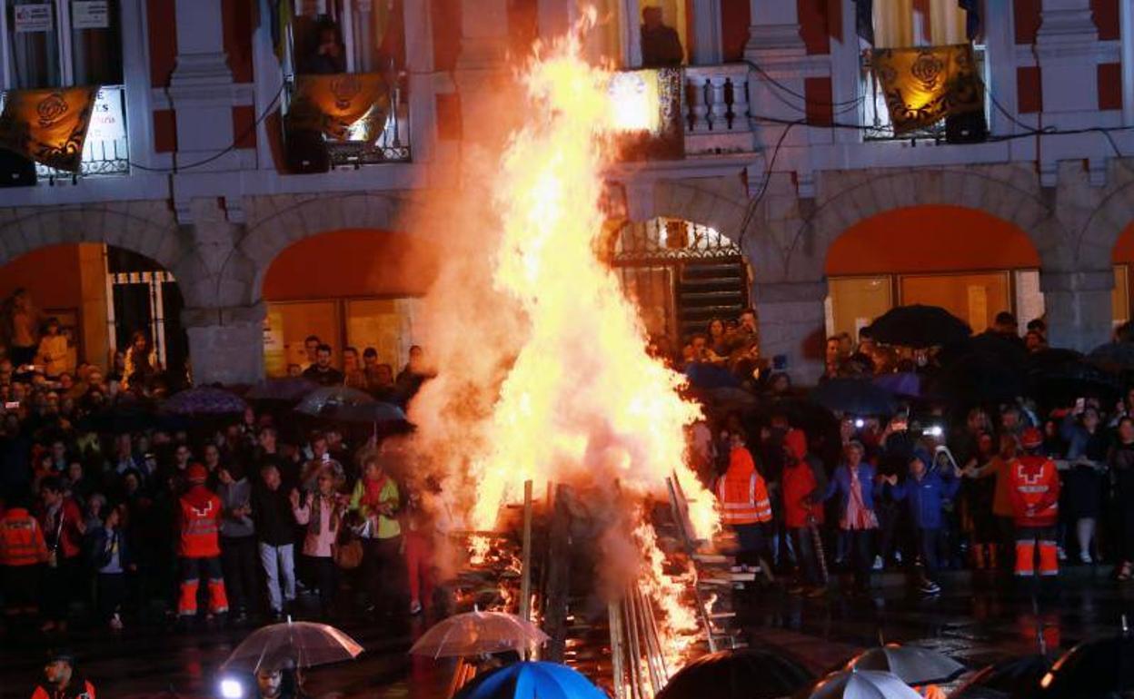 La foguera arde en Mieres por San Juan