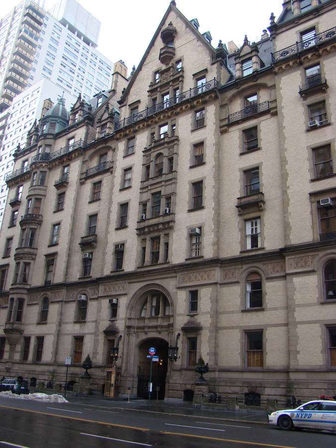 Edificio Dakota (Nueva York) | Multitud de famosos vivieron en esta construcción, pero si por algo es conocida es por el trágico suceso que acontencio a las puertas del edificio: el asesinato de John Lennon. Pero su fama de 'recinto maldito' va más allá de esto, ya que también se rodaron en él los exteriores de 'La semilla del Diablo' que derivó en las amenazas de Charles Manson y la posterior matanza de 'Cielo Drive', donde mataron a un grupo de personas, entre ellas la esposa de Polanski, la actriz Sharon Tate.