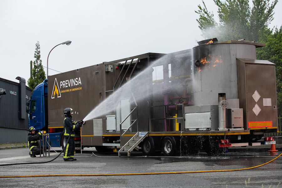 El Polígono de Silvota acogió esta mañana un simulacro de incendio, en donde estuvieron presentes miembros de Bomberos de Asturias, Guardia Civil, Policía Local y Protección Civil. Este acto se encuadra dentro de la presentación de una aplicación informática que tiene el propósito de mejorar la seguridad en los polígonos.