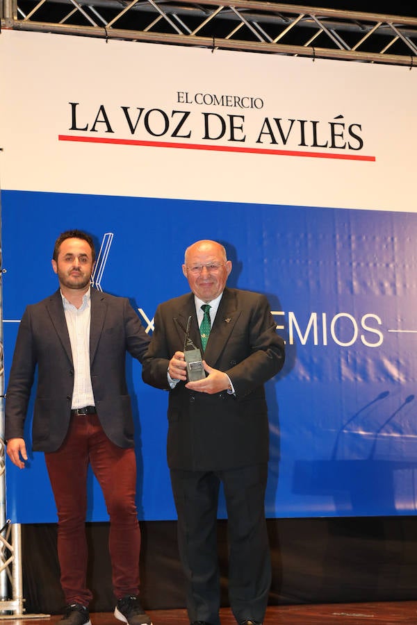 Alberto Santos, jefe de local de LA VOZ DE AVILÉS, entrega el premio a Luis Rodríguez,, presidente del patronato de la Escuela de Artes y Oficios. 