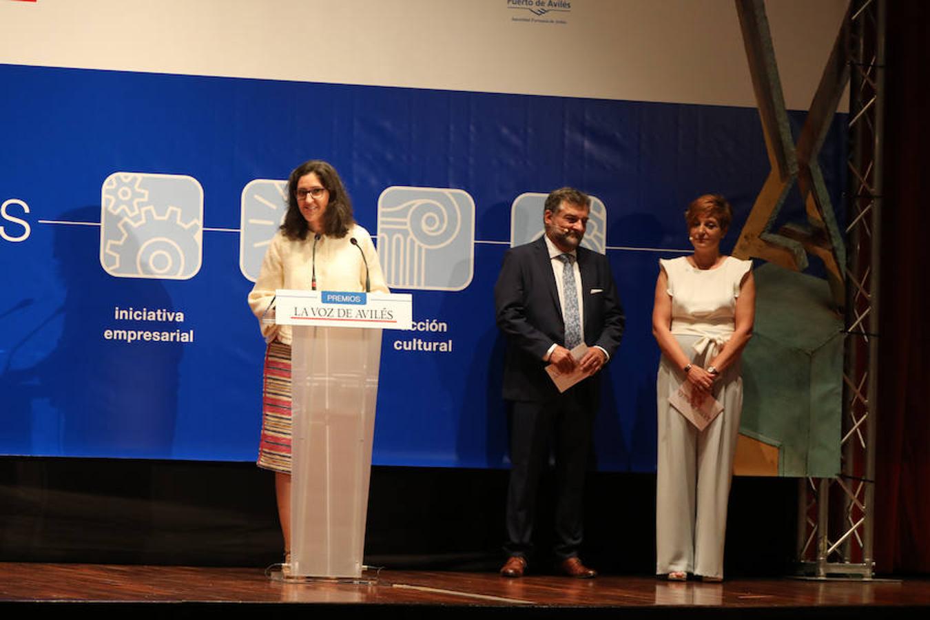 Ruth Arias durante su intervención en la Gala. A su lado, Nacho Gutiérrez y Mónica Yugeros.