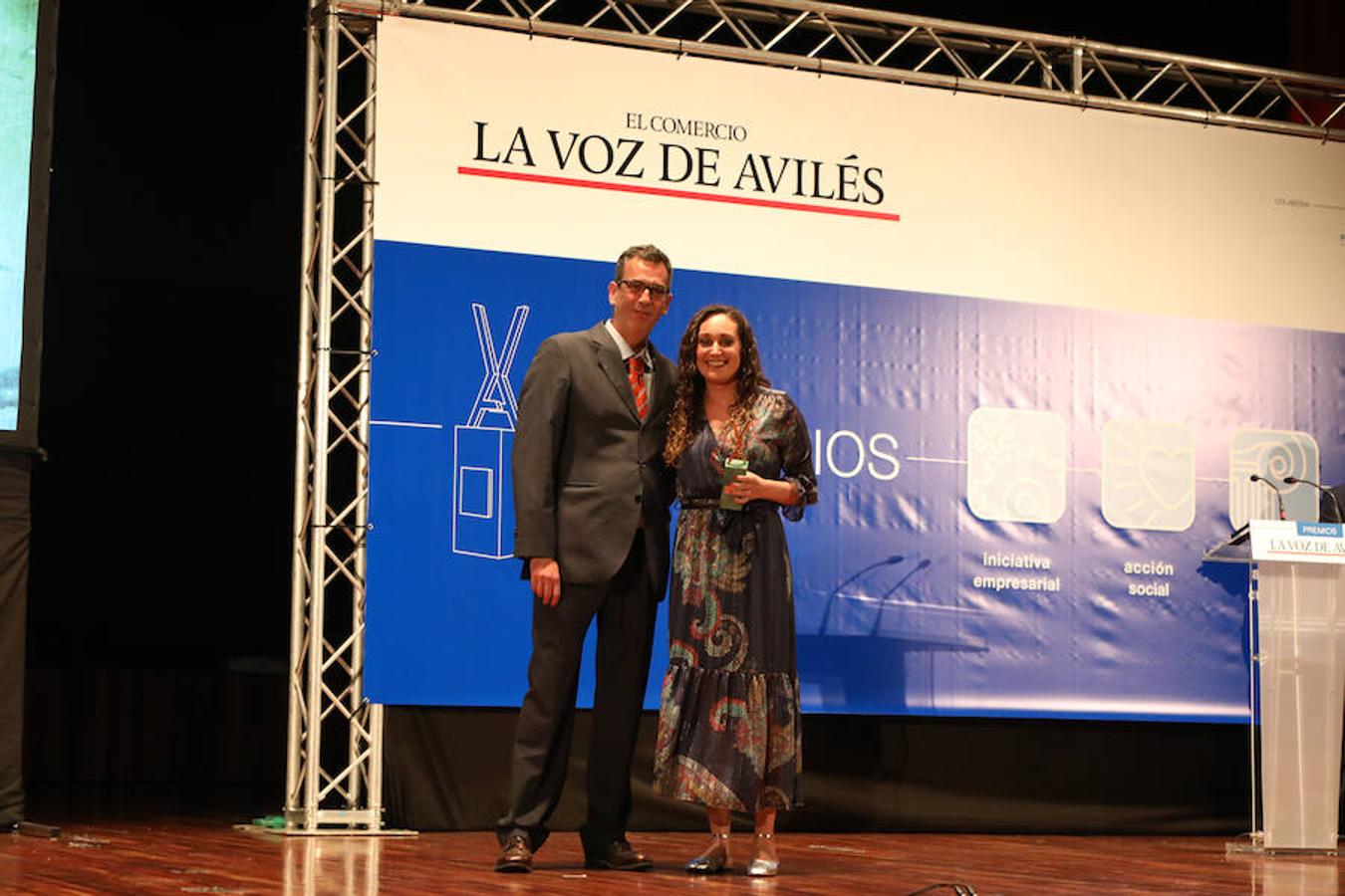 José Fernando Galán Wes, periodista de LA VOZ DE AVILÉS, entregó el premio a Alba García.