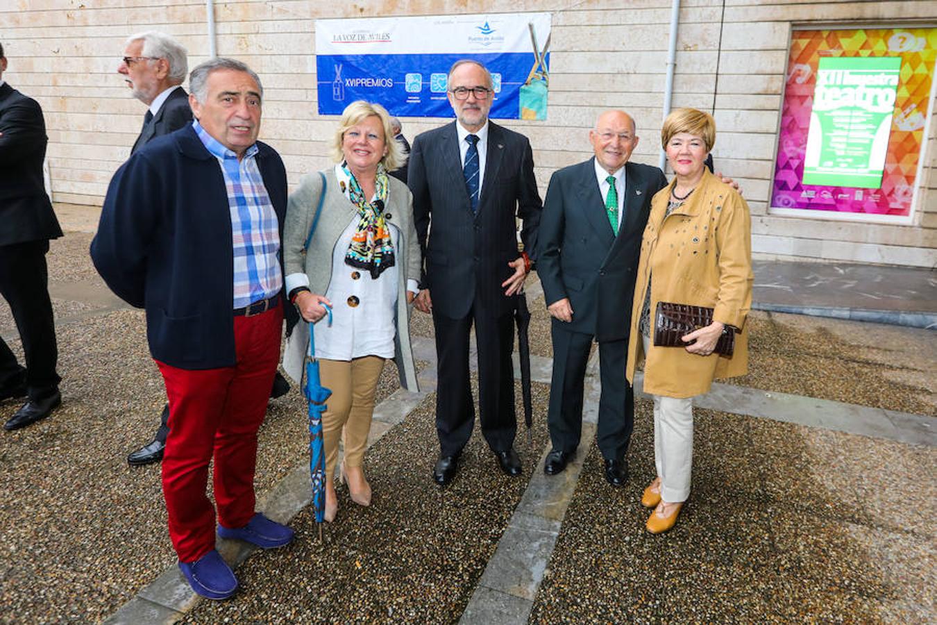 Amalio Fernández, María José Hurlé, secretaria de Artes y Oficios, Alberto Huskin, director de Artes y Oficios, Luis Rodríguez, presidente del patronato de Artes y Oficios, y María Angelita Castro, alumna de la Escuela.