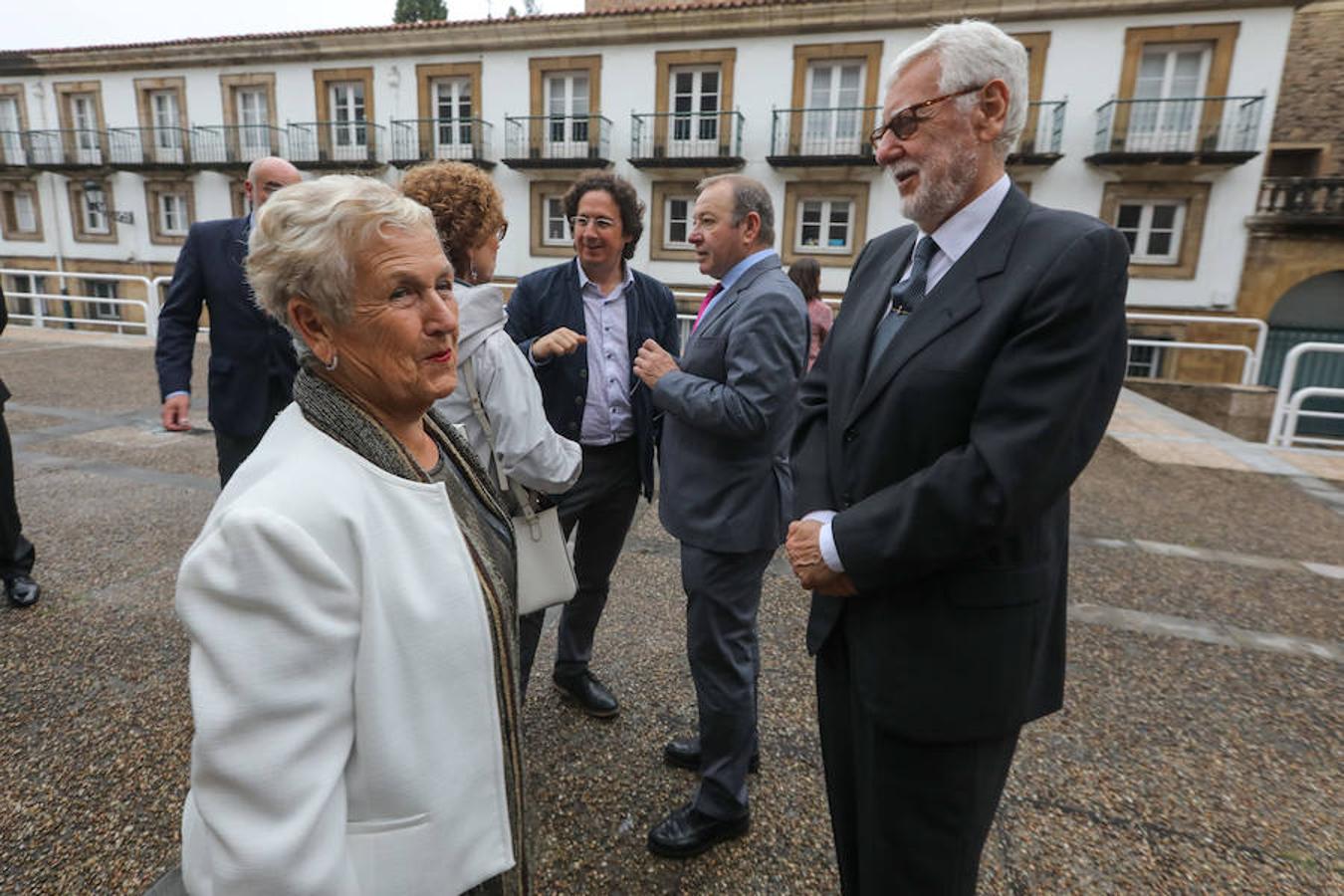 Juana Mari Esparta con Juan Wes, detrás de ellos Mari Luz Corral, Carlos Cuadros y Santiago Rodríguez Vega,presidente de la Autoridad Portuaria. 