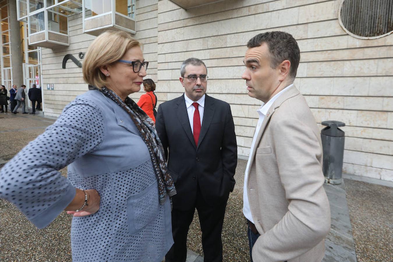 Mariví Monteserín, alcaldesa de Avilés, Marcelino Gutiérrez, director de EL COMERCIO, e Iván Fernández, alcalde de Corvera, conversan antes del inicio del acto.