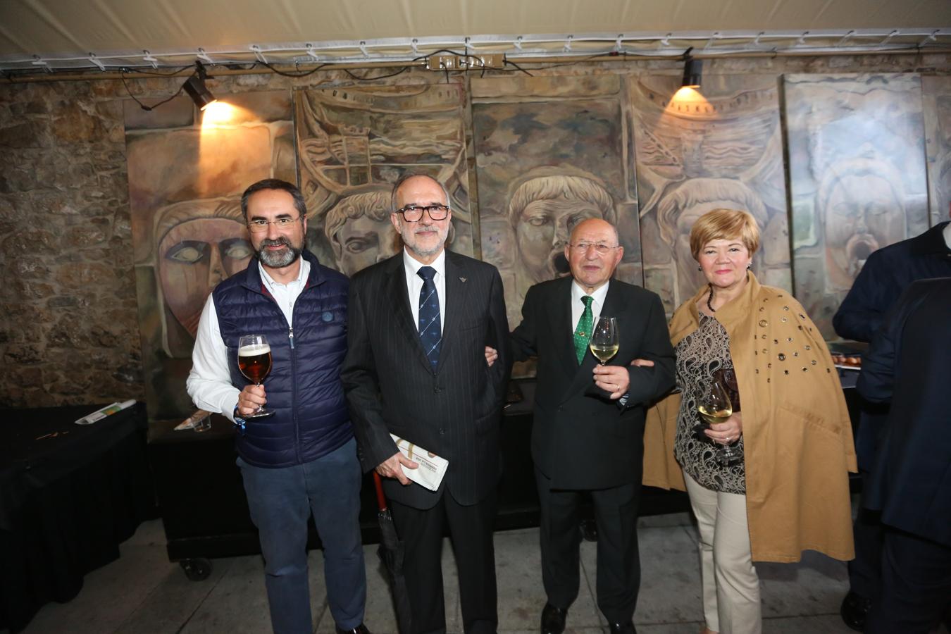 El oncólogo Hermino González, Alberto Huskin, director de la Escuela de Artes y Oficios, Luis Rodríguez, presidente del patronato, y María Angelita Castro, alumna del centro reconocido. 