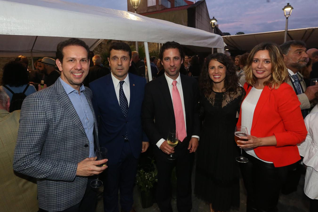 Rubén Galdón y Julio Tames, ambos de la delegación del Gobierno. Roberto Llera, Síndico Mayor del Principado, y las periodistas Paloma Llera y Lucía Fraga, decana emérita del Colegio de Periodistas, al que representó.