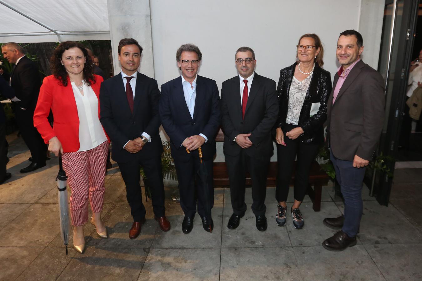 Carmen Villabrille, del Sabadell Herrero, Alejandro Díaz, presidente del Grupo Baldajos; Alejandro Fernández, de Sabadell Herrero y vicepresidente de la Cámara de Comercio de Avilés, Marcelino Gutiérrez, Luis José Rodríguez, profesor de la Universidad de Oviedo, y María Urdangaray.