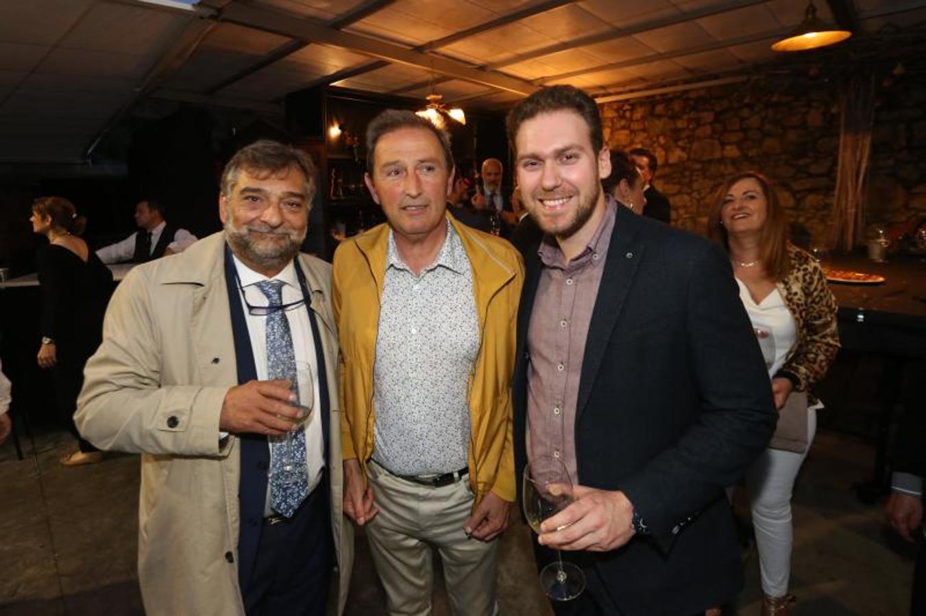 Nacho Gutiérrez, Juan Carlos García, presidente del Navarro, y Santy Menor brindando por el ascenso del equipo de Valliniello.