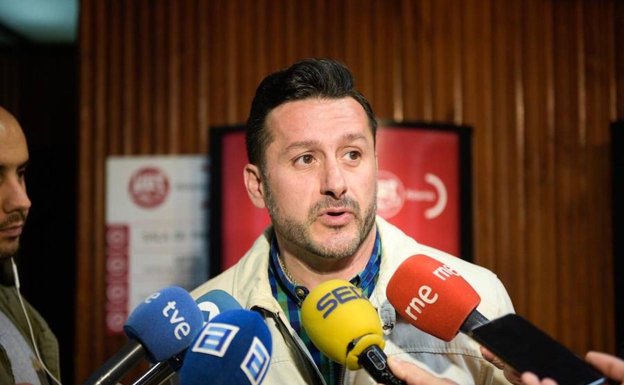 Javier Fernández Lanero, secretario general de UGT Asturias, atiende a los medios antes de entrar al comité regional del sindicato.