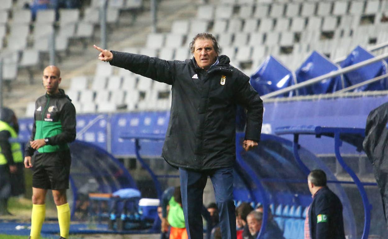 Sergio Egea, en el banquillo del Tartiere.