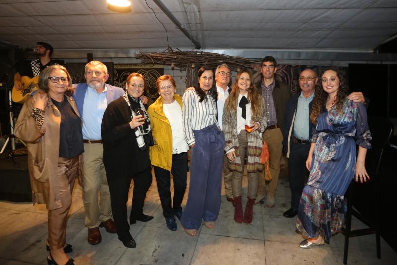 Foto de Alba García con su familia: su madre, Pilar Fernández, José Luis García, su padre; Teresa Tessier, su tía; Enedina Freije, su suegra; Pilar Fernández, tía; Eufrasio Fernández, su tía; Claudia Tessier, su prima, Jorge Canedo, su marido, y Manuel Canedo, su suegro. 