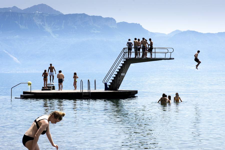 Los suizos se refrescan en el lago Lemán, en Ginebra.