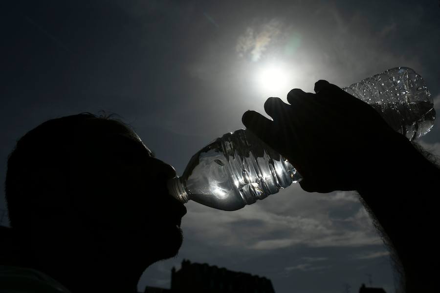 Una mujer se hidrata con agua en Mulhouse, en el este de Francia.
